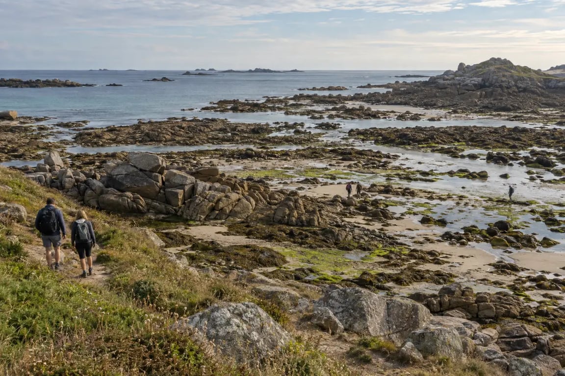 Plage Côte d’Armor à marée basse avec estran rocheux et GR34