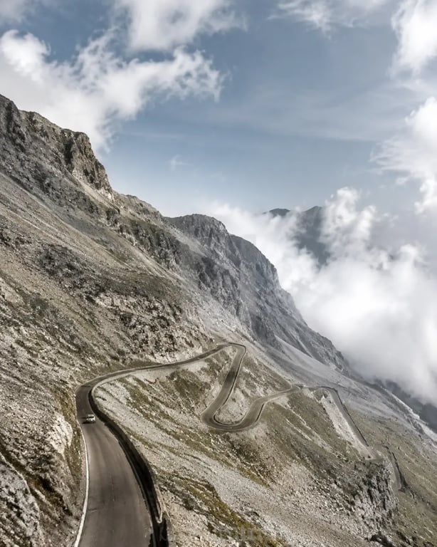 Road trip alpes sur un col de montagne spectaculaire avec route en lacets