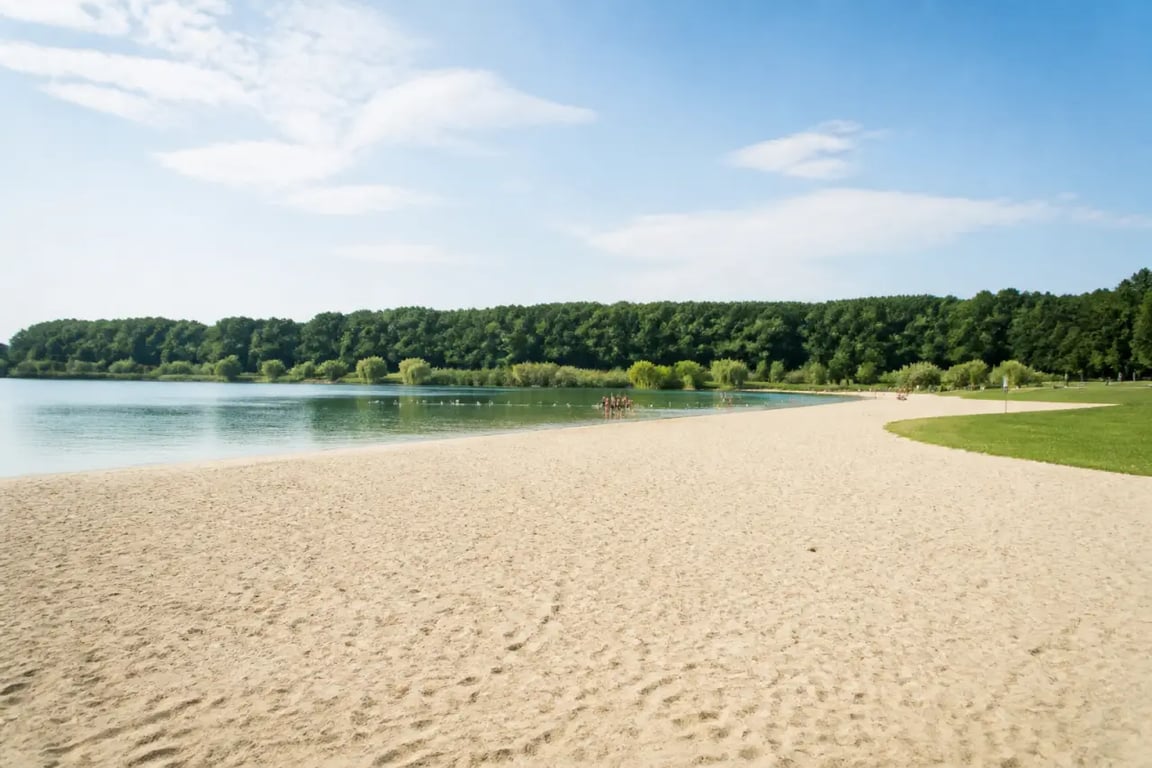 Plage ile de france au bord d’un plan d’eau aménagé en Île-de-France, ambiance estivale et familiale