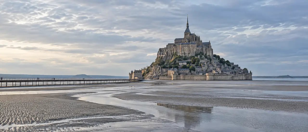 Itinéraire Mont-Saint-Michel avec vue sur le rocher, l’abbaye et la digue d’accès