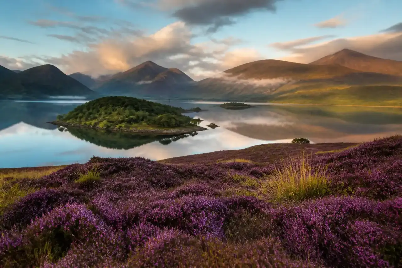 Paysage écossais de lochs et de brumes, atmosphère cinématographique